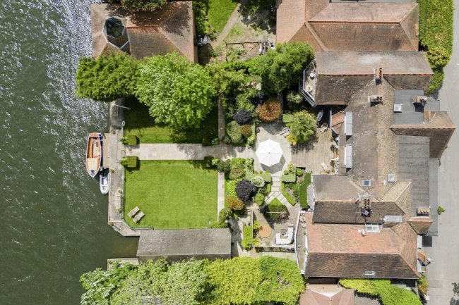 Doannee House, Fishery Road, Bray, Berkshire, SL6 1UN 2