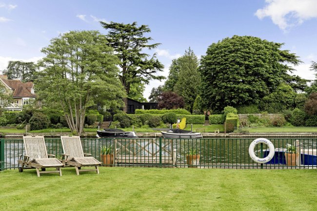 Doannee House, Fishery Road, Bray, Berkshire, SL6 1UN 2