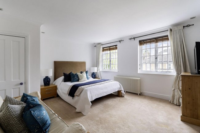 Doannee House, Fishery Road, Bray, Berkshire, SL6 1UN 2