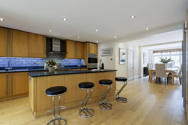 Doannee House, Fishery Road, Bray, Berkshire, SL6 1UN 2