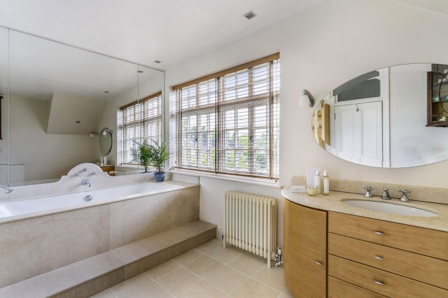 Doannee House, Fishery Road, Bray, Berkshire, SL6 1UN 2