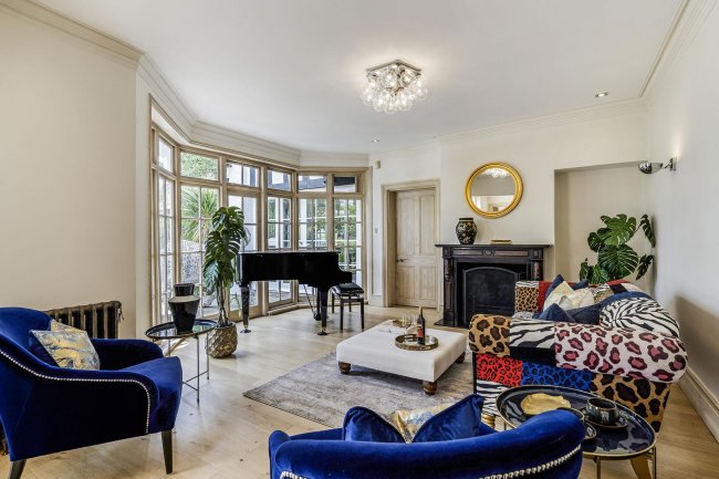 Doannee House, Fishery Road, Bray, Berkshire, SL6 1UN 2