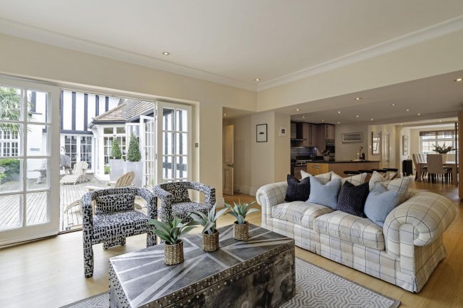 Doannee House, Fishery Road, Bray, Berkshire, SL6 1UN 2