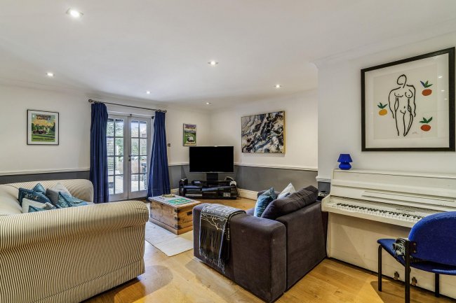 Doannee House, Fishery Road, Bray, Berkshire, SL6 1UN 2