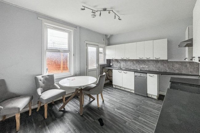 49 Francis Avenue, Ilford, Redbridge IG1 1TS 2