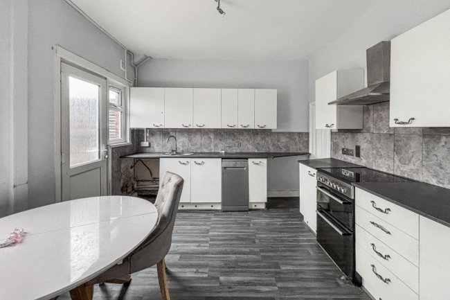 49 Francis Avenue, Ilford, Redbridge IG1 1TS 2