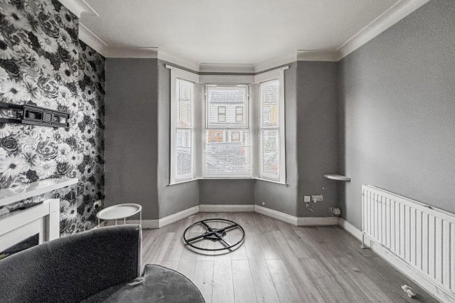 49 Francis Avenue, Ilford, Redbridge IG1 1TS 2