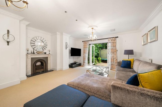 11 St David’s Drive, Englefield Green, Egham, Surrey, TW20 0BA 9