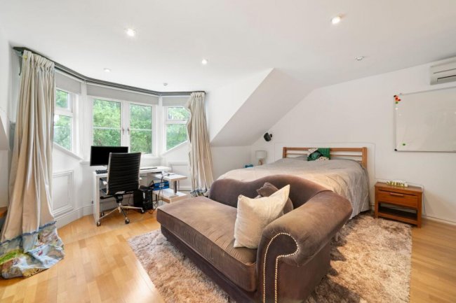 11 St David’s Drive, Englefield Green, Egham, Surrey, TW20 0BA 9