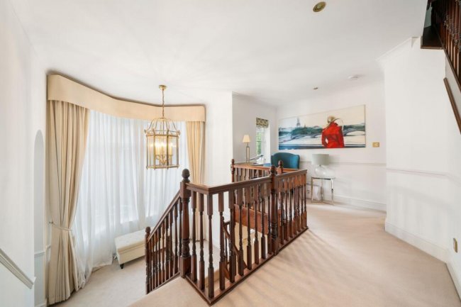 11 St David’s Drive, Englefield Green, Egham, Surrey, TW20 0BA 9