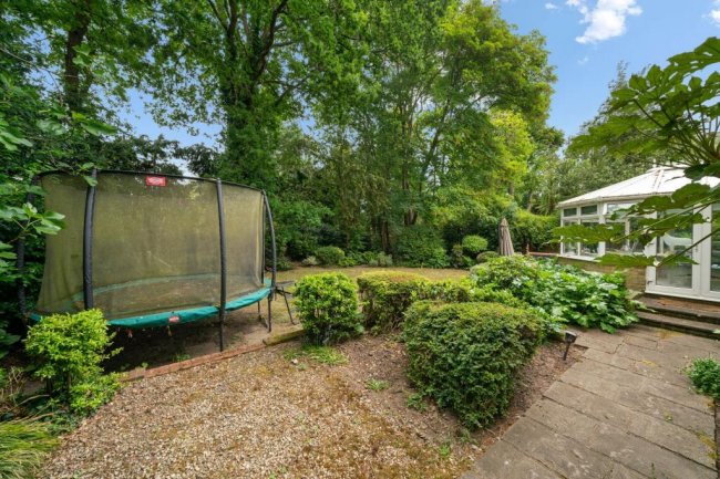 11 St David’s Drive, Englefield Green, Egham, Surrey, TW20 0BA 9