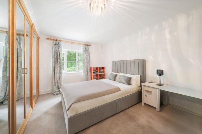 11 St David’s Drive, Englefield Green, Egham, Surrey, TW20 0BA 9