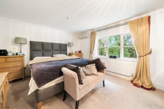 11 St David’s Drive, Englefield Green, Egham, Surrey, TW20 0BA 9