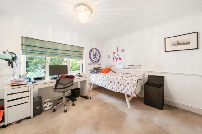 11 St David’s Drive, Englefield Green, Egham, Surrey, TW20 0BA 9