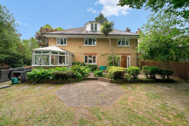 11 St David’s Drive, Englefield Green, Egham, Surrey, TW20 0BA 9