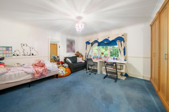 11 St David’s Drive, Englefield Green, Egham, Surrey, TW20 0BA 9