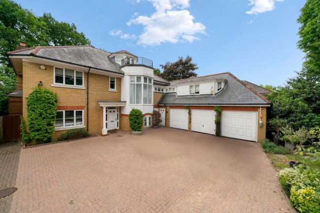11 St David’s Drive, Englefield Green, Egham, Surrey, TW20 0BA 9