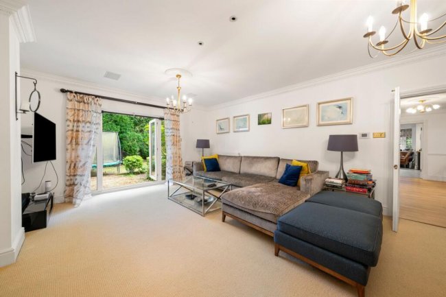 11 St David’s Drive, Englefield Green, Egham, Surrey, TW20 0BA 9