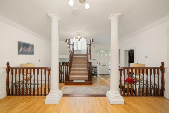 11 St David’s Drive, Englefield Green, Egham, Surrey, TW20 0BA 9