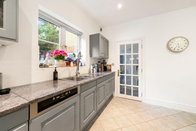 11 St David’s Drive, Englefield Green, Egham, Surrey, TW20 0BA 9