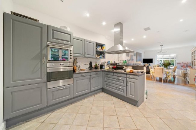 11 St David’s Drive, Englefield Green, Egham, Surrey, TW20 0BA 9