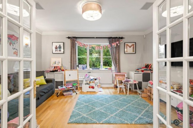 11 St David’s Drive, Englefield Green, Egham, Surrey, TW20 0BA 9