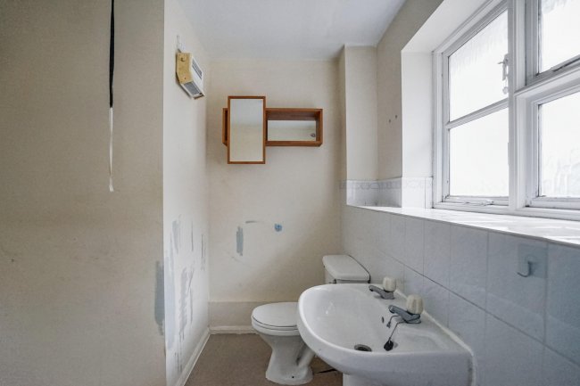 84 Staffords Place, Horley, Surrey RH6 9GY 10