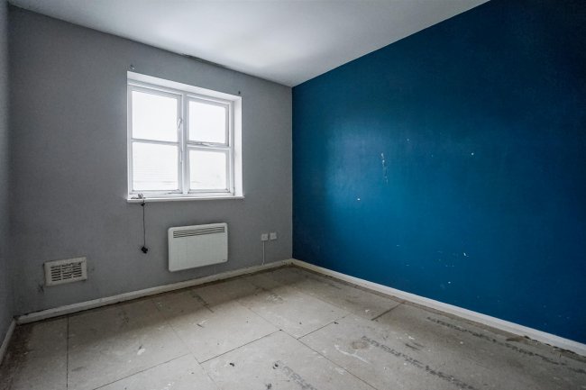 84 Staffords Place, Horley, Surrey RH6 9GY 10