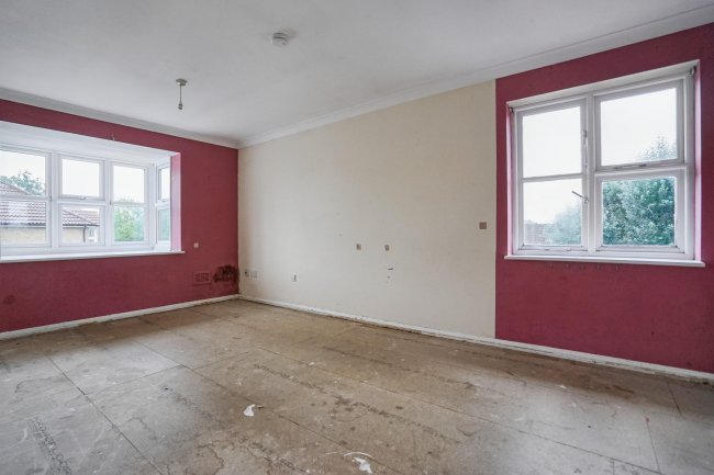 84 Staffords Place, Horley, Surrey RH6 9GY 10