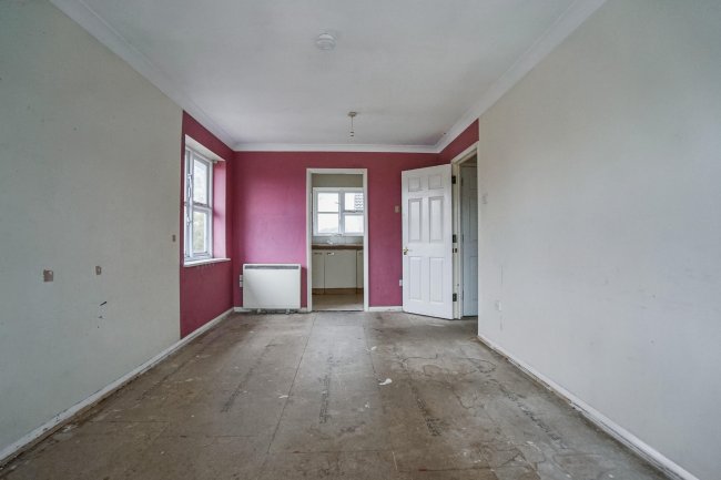 84 Staffords Place, Horley, Surrey RH6 9GY 10