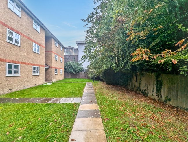 84 Staffords Place, Horley, Surrey RH6 9GY 10