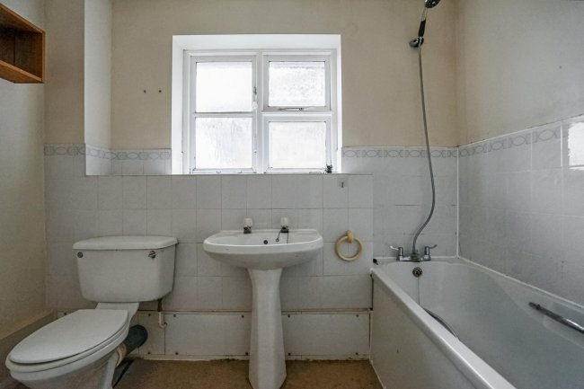 84 Staffords Place, Horley, Surrey RH6 9GY 10