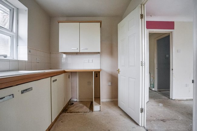 84 Staffords Place, Horley, Surrey RH6 9GY 10