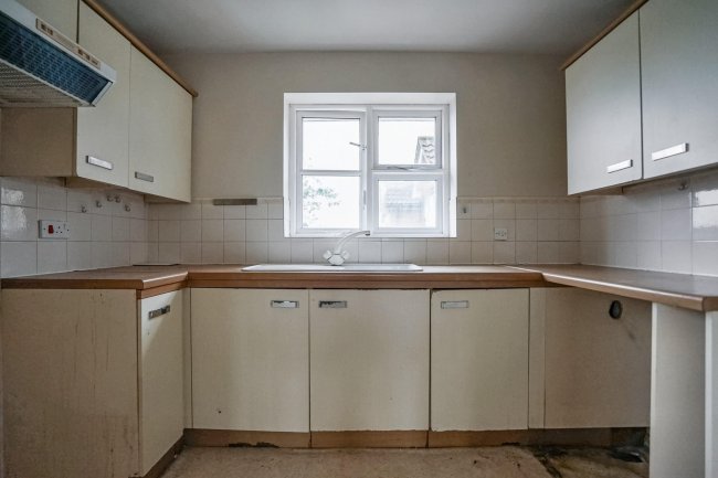 84 Staffords Place, Horley, Surrey RH6 9GY 10