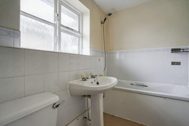 84 Staffords Place, Horley, Surrey RH6 9GY 10