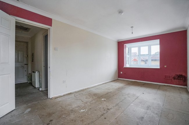 84 Staffords Place, Horley, Surrey RH6 9GY 10