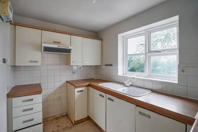 84 Staffords Place, Horley, Surrey RH6 9GY 10