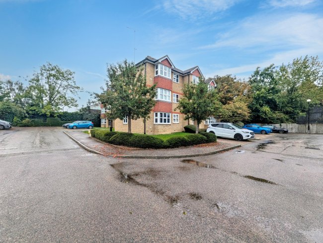 84 Staffords Place, Horley, Surrey RH6 9GY 10
