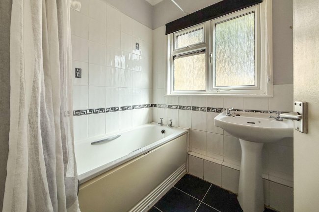 126 Gunville Road, Newport, Isle of Wight, PO30 5LH 3