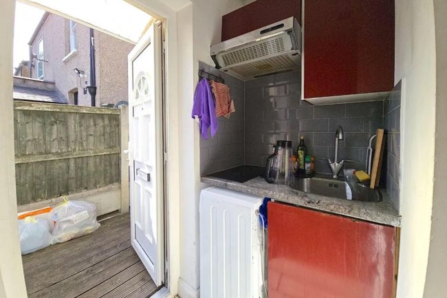 18A Gloucester Mews, London, E10 7DZ 3