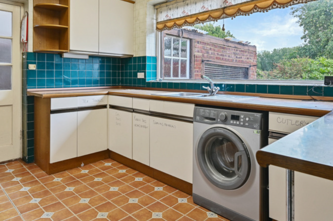 115 Newberries Avenue, Radlett, Hertfordshire WD7 7EN 8