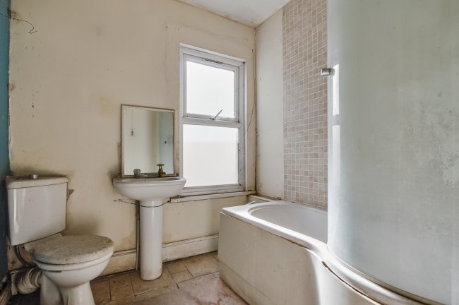 84 Basingstoke Road, Reading, Berkshire, RG2 0EL 9