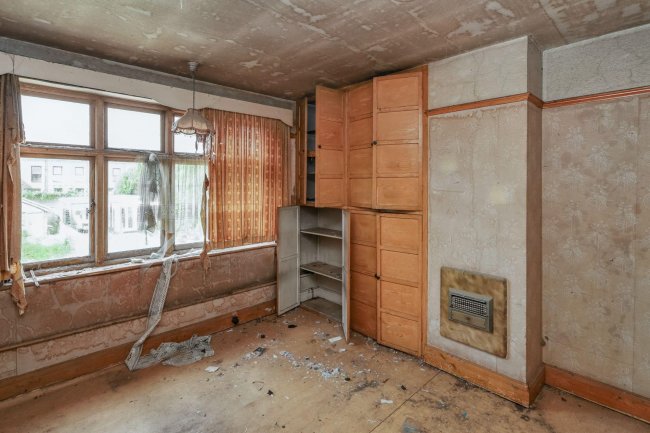 118 Linden Gardens, Enfield, Middlesex, EN1 4DX 4