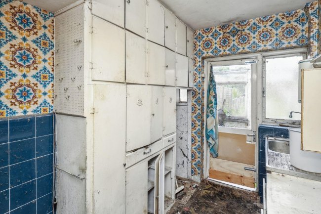 118 Linden Gardens, Enfield, Middlesex, EN1 4DX 4