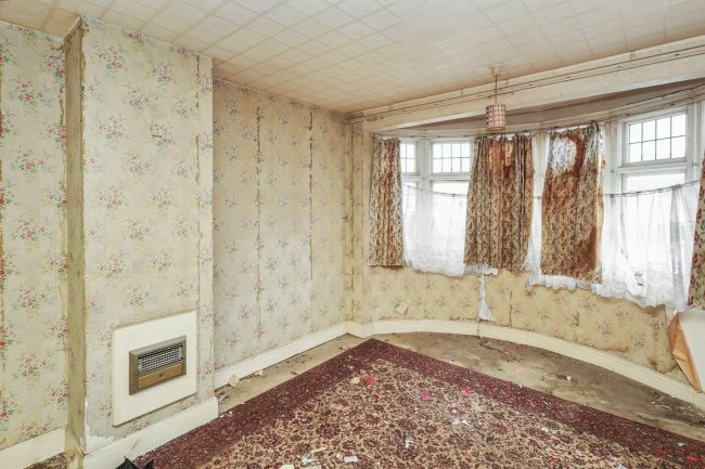 118 Linden Gardens, Enfield, Middlesex, EN1 4DX 4