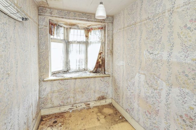 118 Linden Gardens, Enfield, Middlesex, EN1 4DX 4