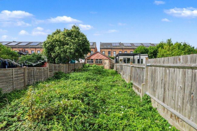 118 Linden Gardens, Enfield, Middlesex, EN1 4DX 4