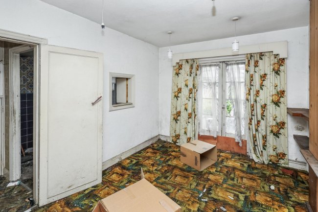 118 Linden Gardens, Enfield, Middlesex, EN1 4DX 4