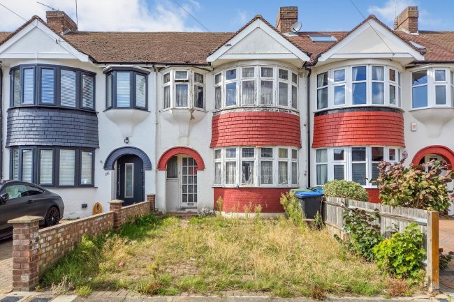 118 Linden Gardens, Enfield, Middlesex, EN1 4DX 4