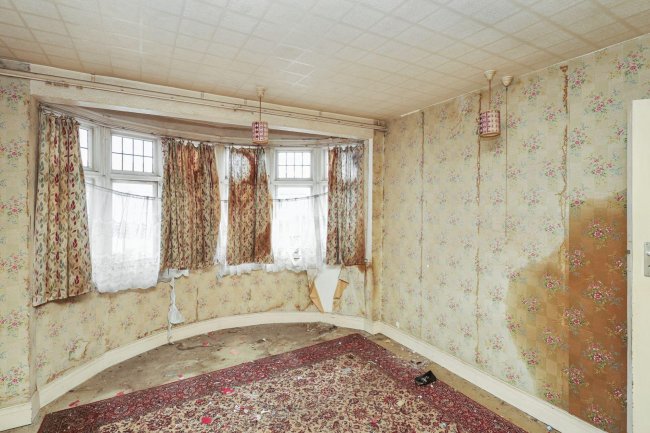 118 Linden Gardens, Enfield, Middlesex, EN1 4DX 4